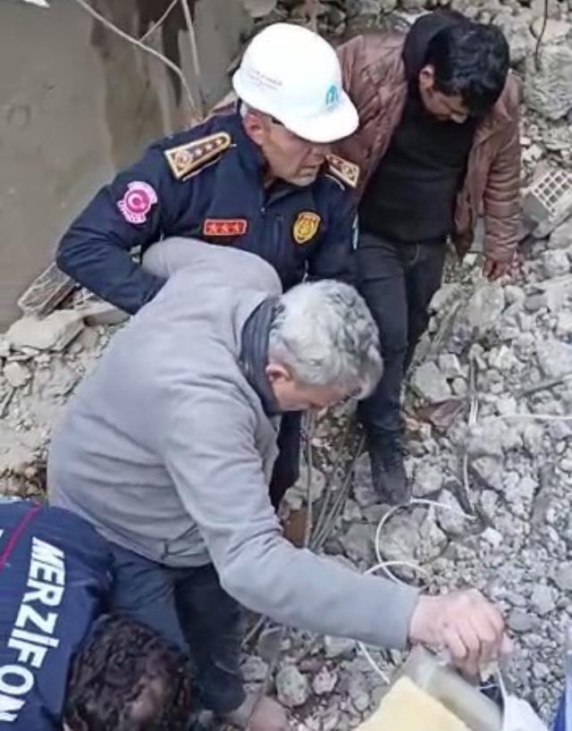 Диалог между стариком, которого вытащили из-под завалов, и пожарным, отдавшим ему ботинки, был душераздирающим