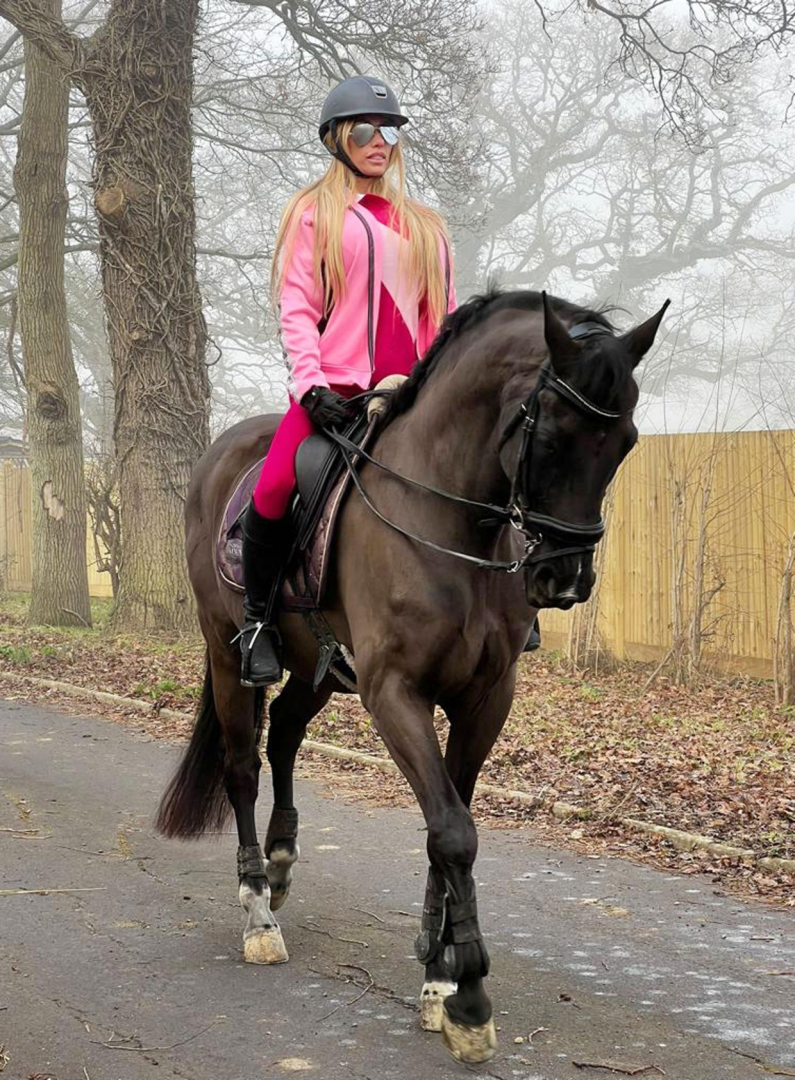 Кэти Прайс вернулась в седло впервые после операции на ноге, изменившей ее жизнь