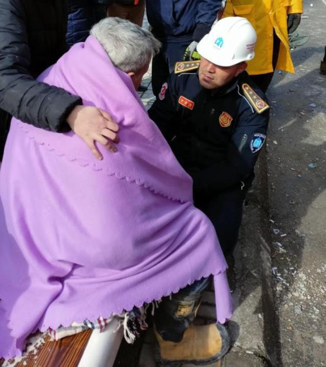 Диалог между стариком, которого вытащили из-под завалов, и пожарным, отдавшим ему ботинки, был душераздирающим