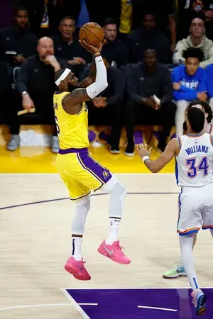 ЛеБрон Джеймс побил рекорд по количеству очков за всю историю НБА, обойдя Карима Абдул-Джаббара