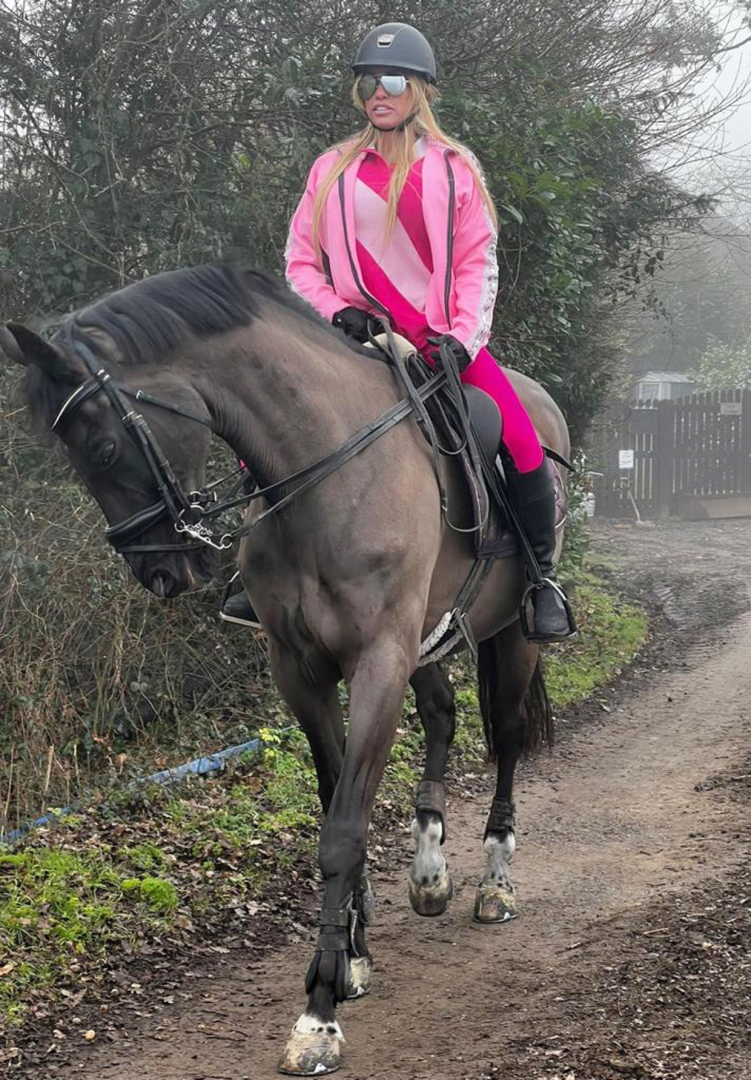 Кэти Прайс вернулась в седло впервые после операции на ноге, изменившей ее жизнь