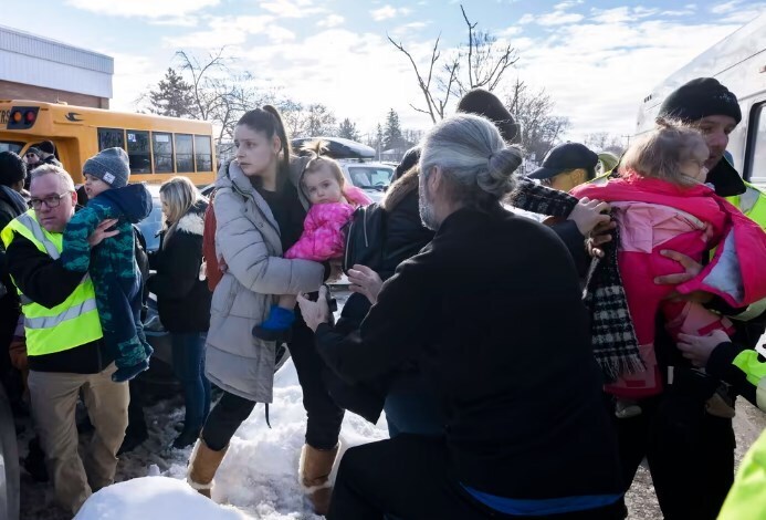 Двое детей погибли, водитель арестован, когда автобус врезался в детский сад