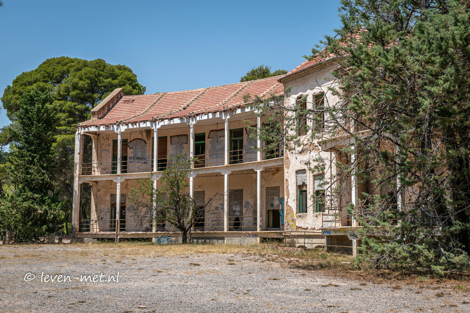 10 жутких заброшенных больниц в Европе