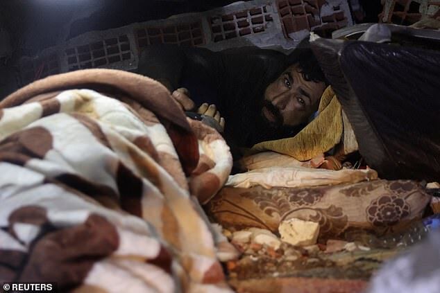 Похороненный заживо рядом со своей мертвой женой в течение двух дней