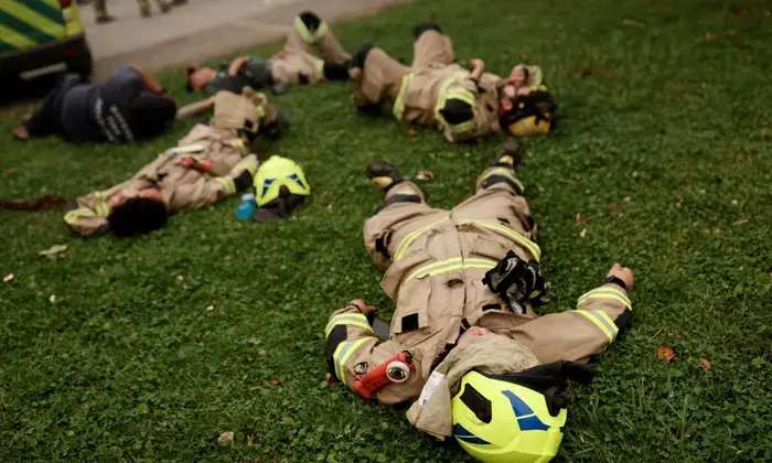 Чилийские пожарные борются с пламенем, предупреждая, что лесные пожары могут усилиться, число пострадавших растет