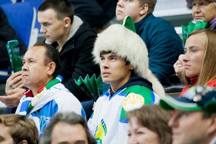 Кто для вас футбольные и хоккейные фанаты?