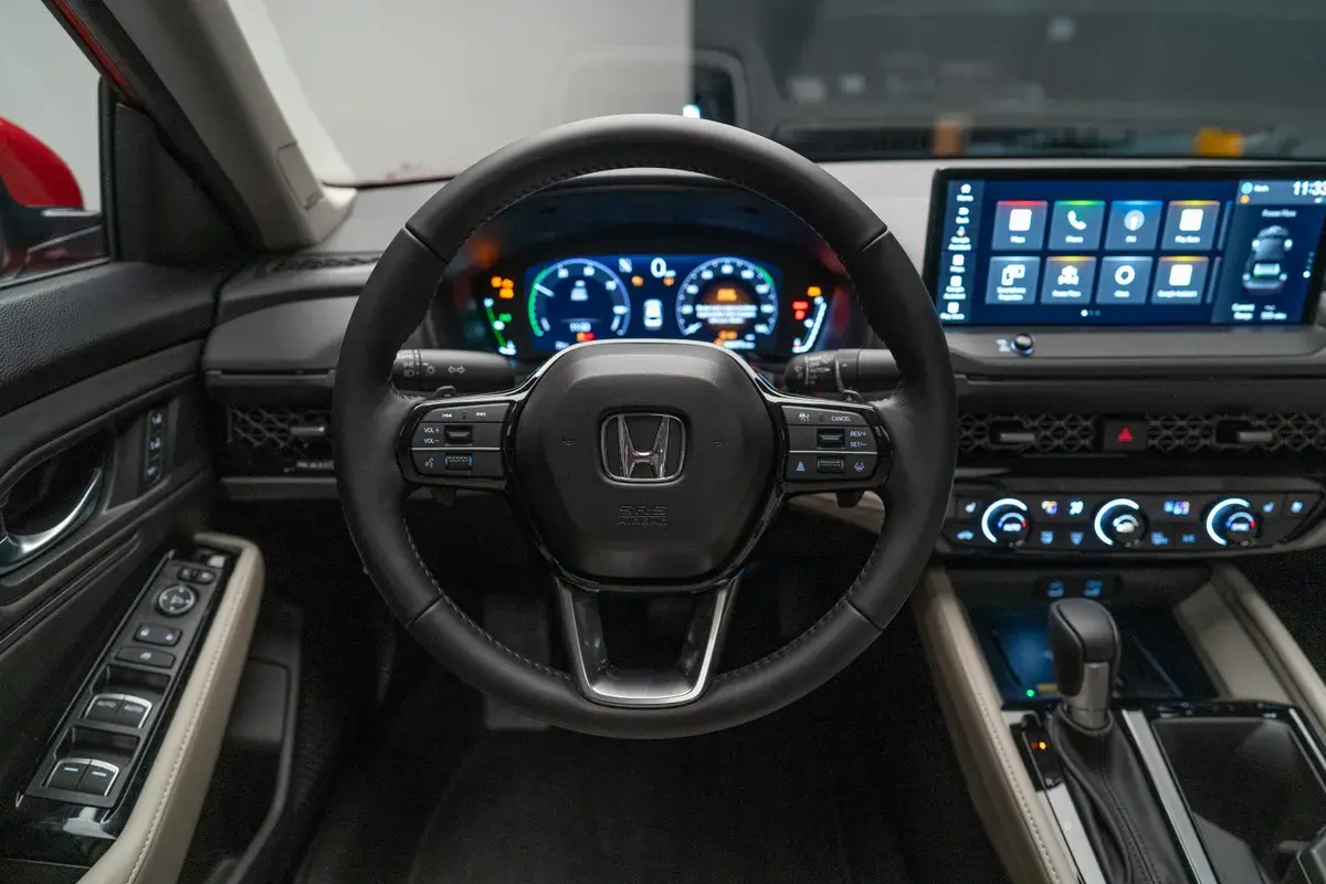 Honda Accord Hybrid 2023: первый обзор: элегантный седан с Google Smarts