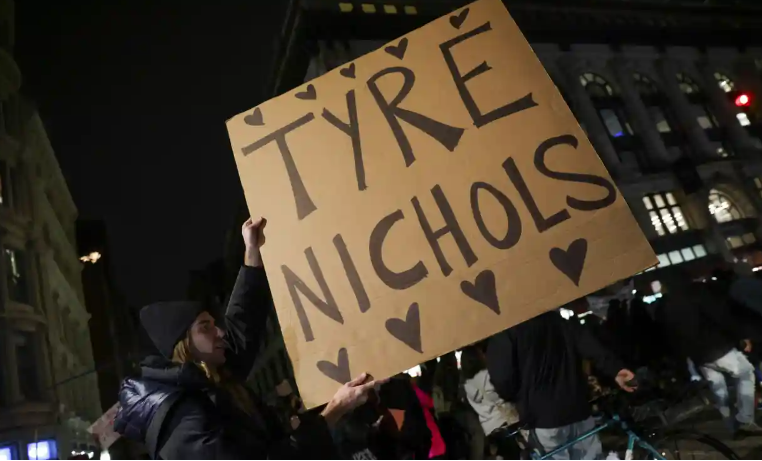 Офицер сделал и поделился фотографиями окровавленного Тайра Николса, говорится в документах.