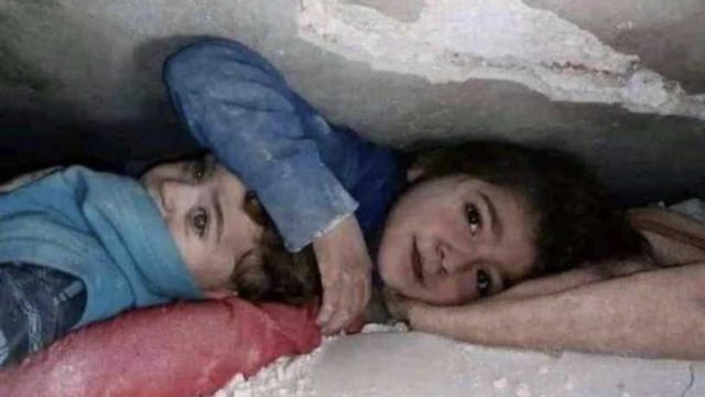 Маленькая девочка провела 17 часов, закрывая голову своего младшего брата под завалами землетрясения