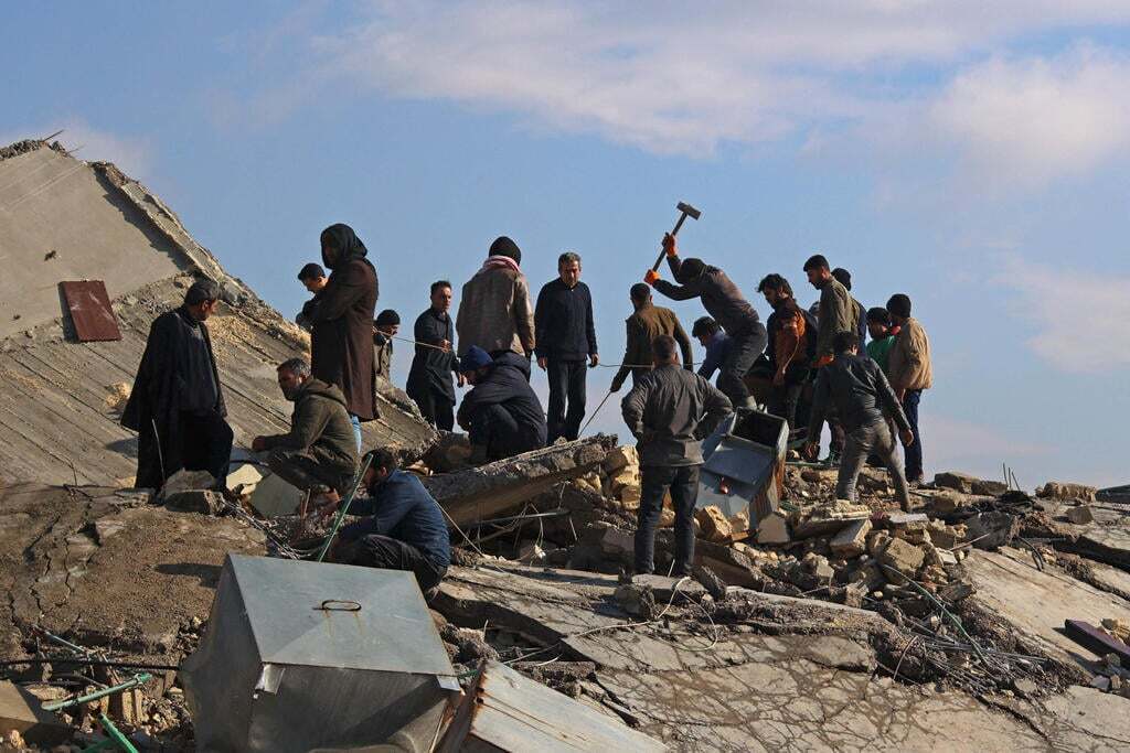 В результате катастрофы погибло 9500 человек. Надежда превращается в отчаяние: «Мы больше не слышим голоса из руин»