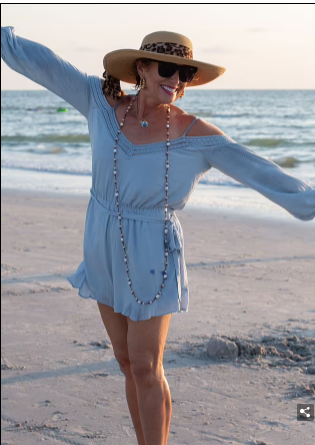 Бабушка 5-ти внуков стала бодибилдером в 65 лет, заменив тренировки вином и тайской едой