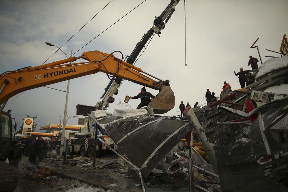 Надежда угасает, поскольку число погибших в результате землетрясения в Турции и Сирии перевалило за 11 000