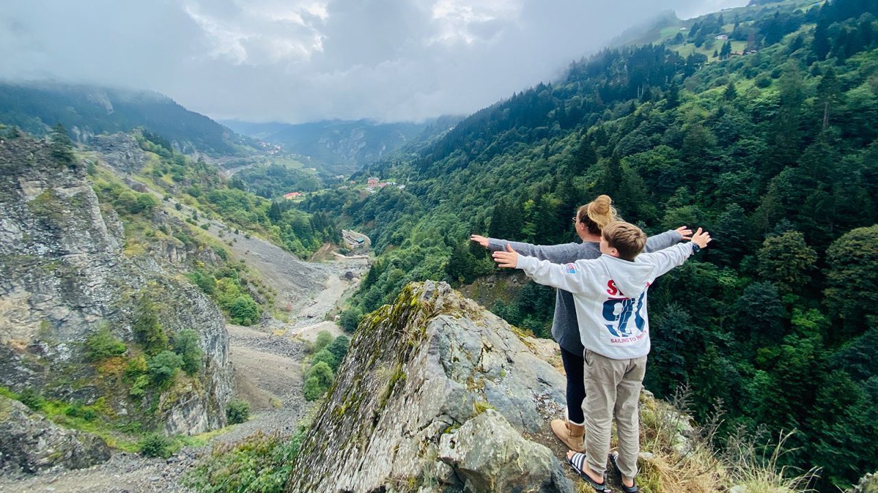 Эта семья из четырех человек едет по Азии в автобусе