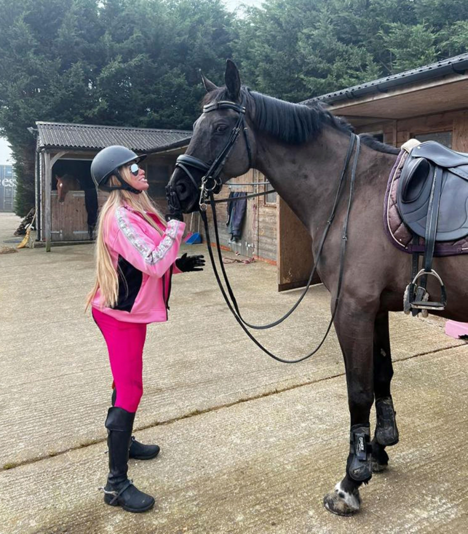 Кэти Прайс вернулась в седло впервые после операции на ноге, изменившей ее жизнь