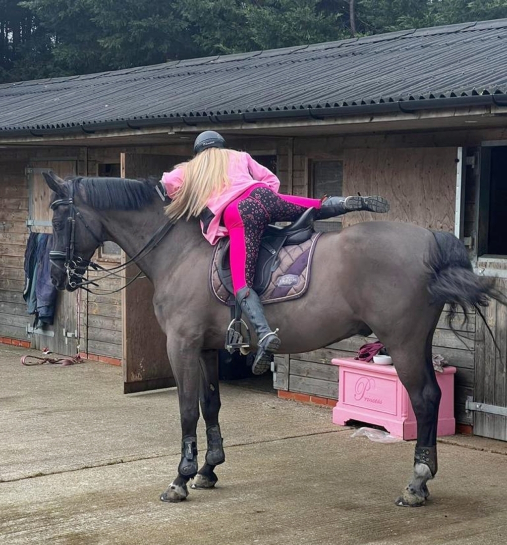 Кэти Прайс вернулась в седло впервые после операции на ноге, изменившей ее жизнь