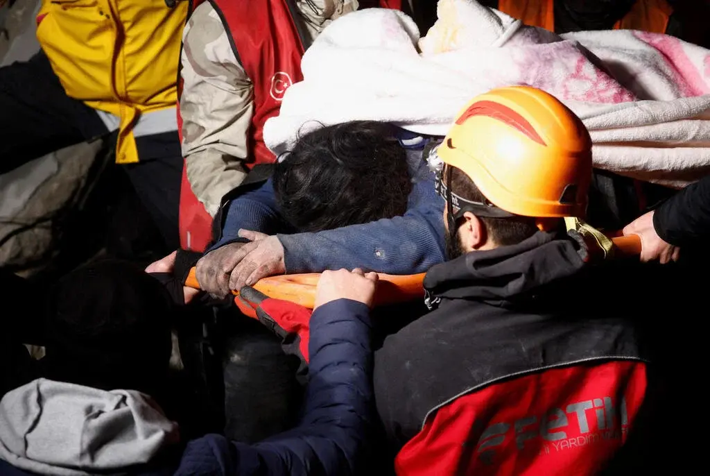 В результате катастрофы погибло 9500 человек. Надежда превращается в отчаяние: «Мы больше не слышим голоса из руин»