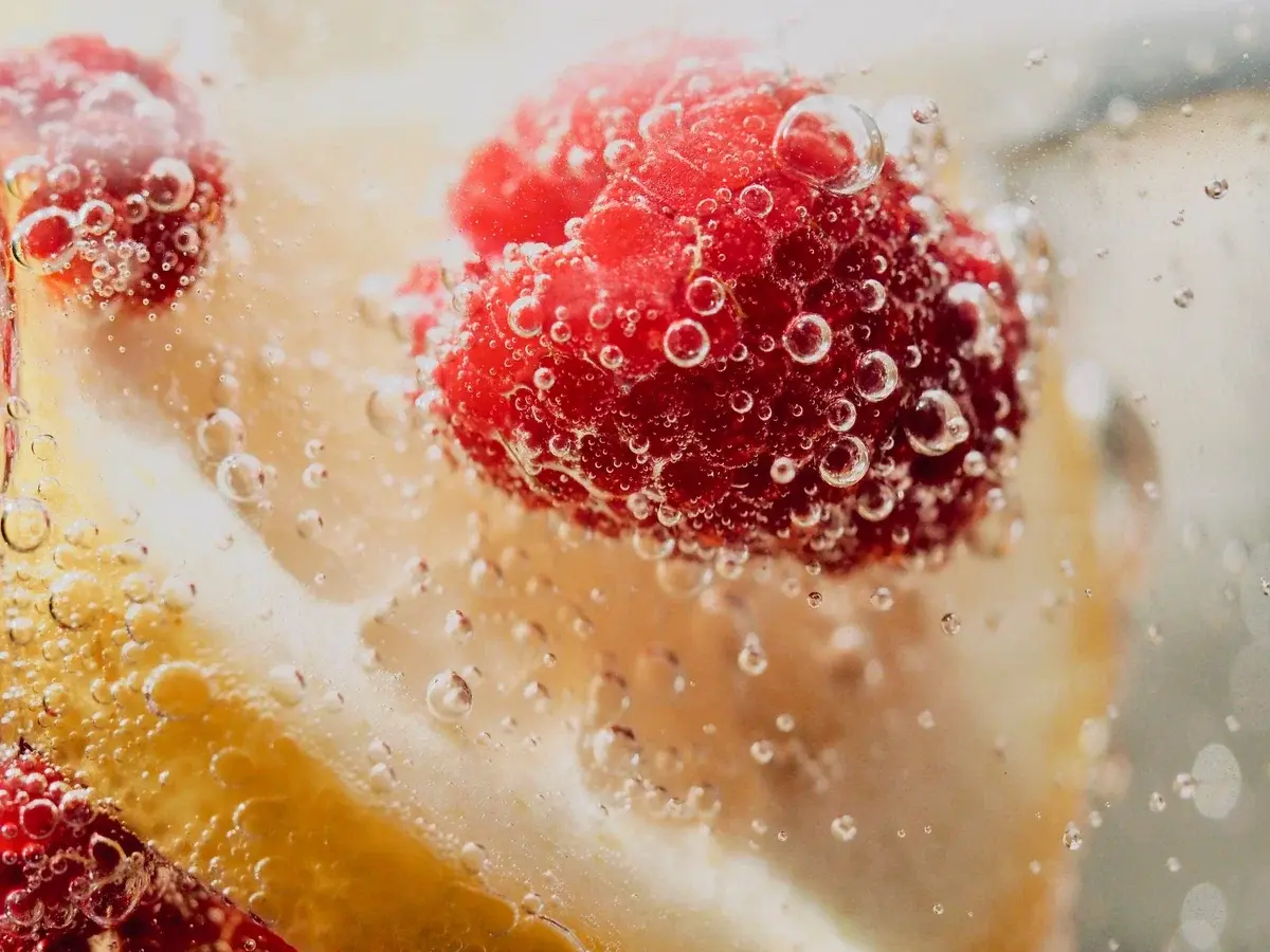 «Магия лимонной воды: утренний эликсир, который обещает вам молодость»