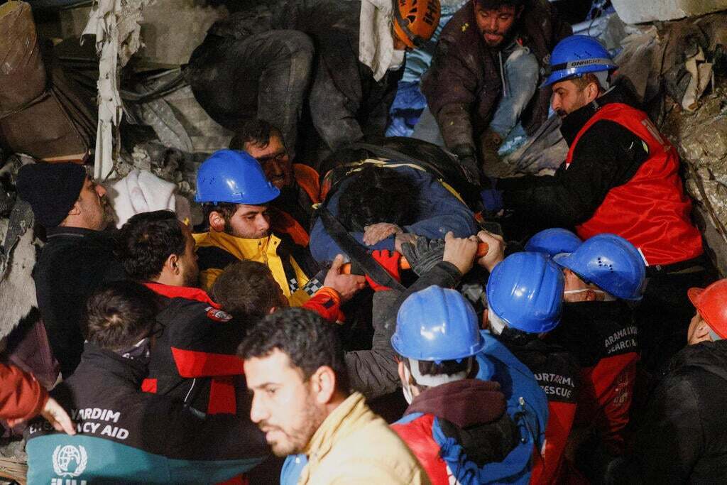 В результате катастрофы погибло 9500 человек. Надежда превращается в отчаяние: «Мы больше не слышим голоса из руин»