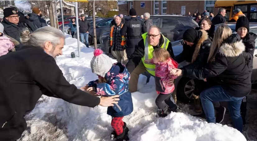 Двое детей погибли, водитель арестован, когда автобус врезался в детский сад