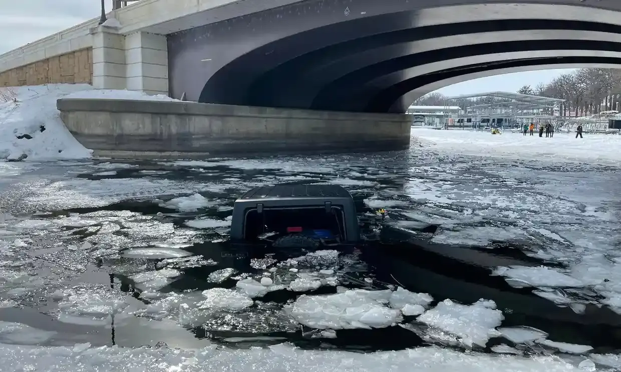 действия водителя при падении автомобиля в воду