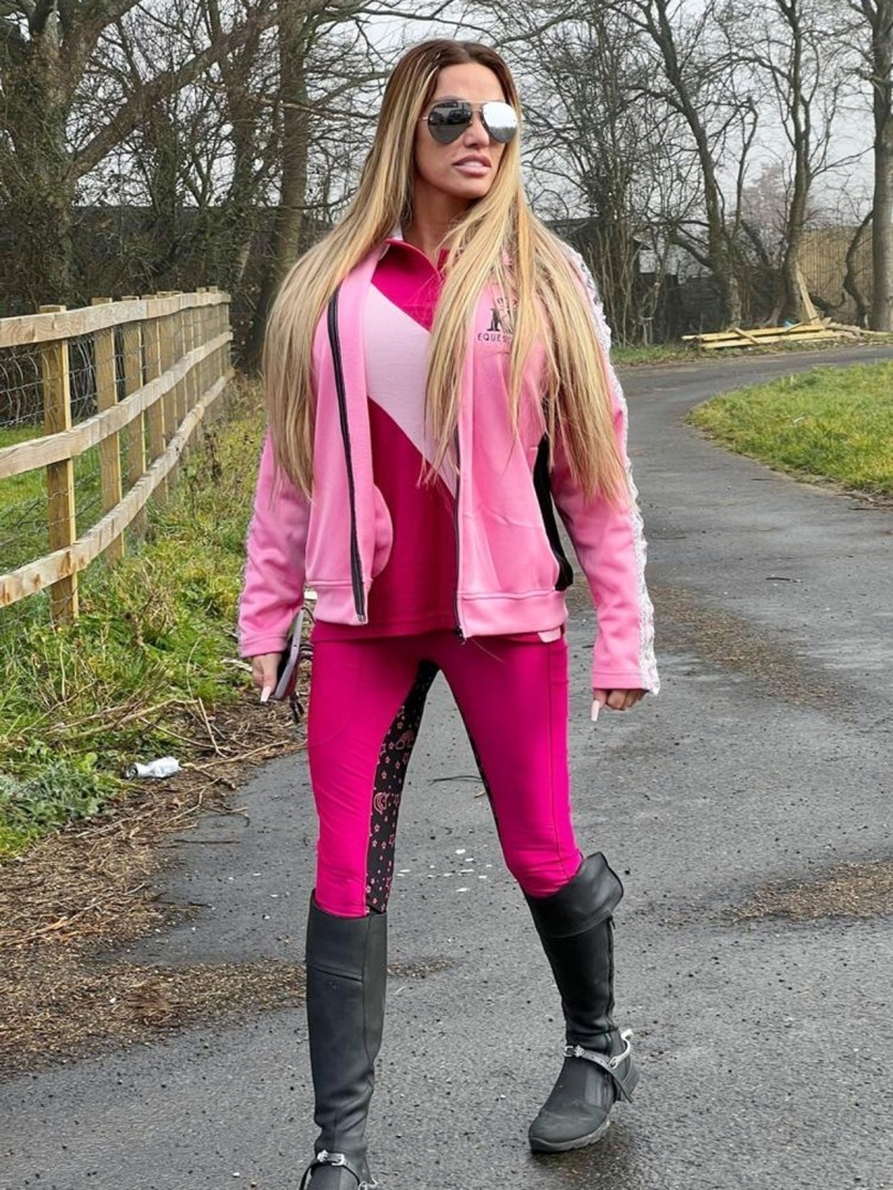 Кэти Прайс вернулась в седло впервые после операции на ноге, изменившей ее жизнь