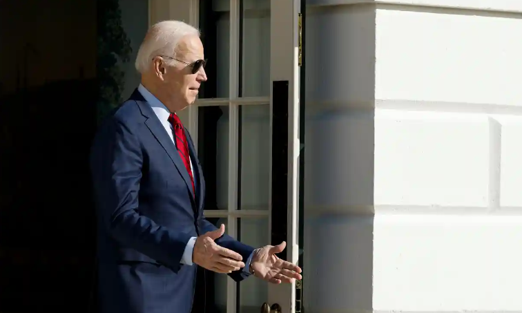 Байден наслаждается рецензиями о положении в стране, поскольку республиканцы разжигают огонь культурной войны