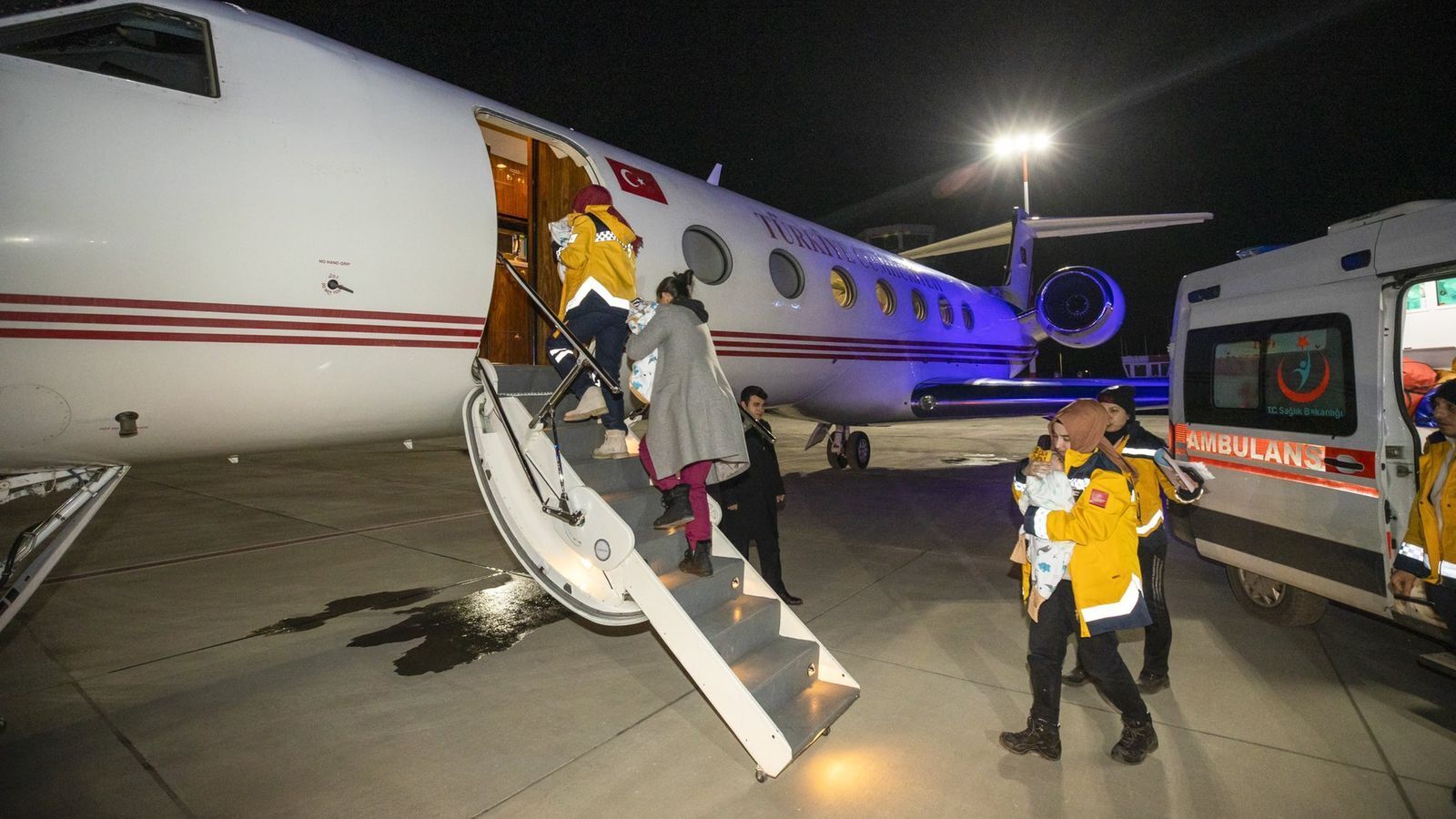 Землетрясение в Турции и Сирии: Младенцы, извлеченные из-под завалов, "возрождают надежды" после того, как их доставили в безопасное место на президен