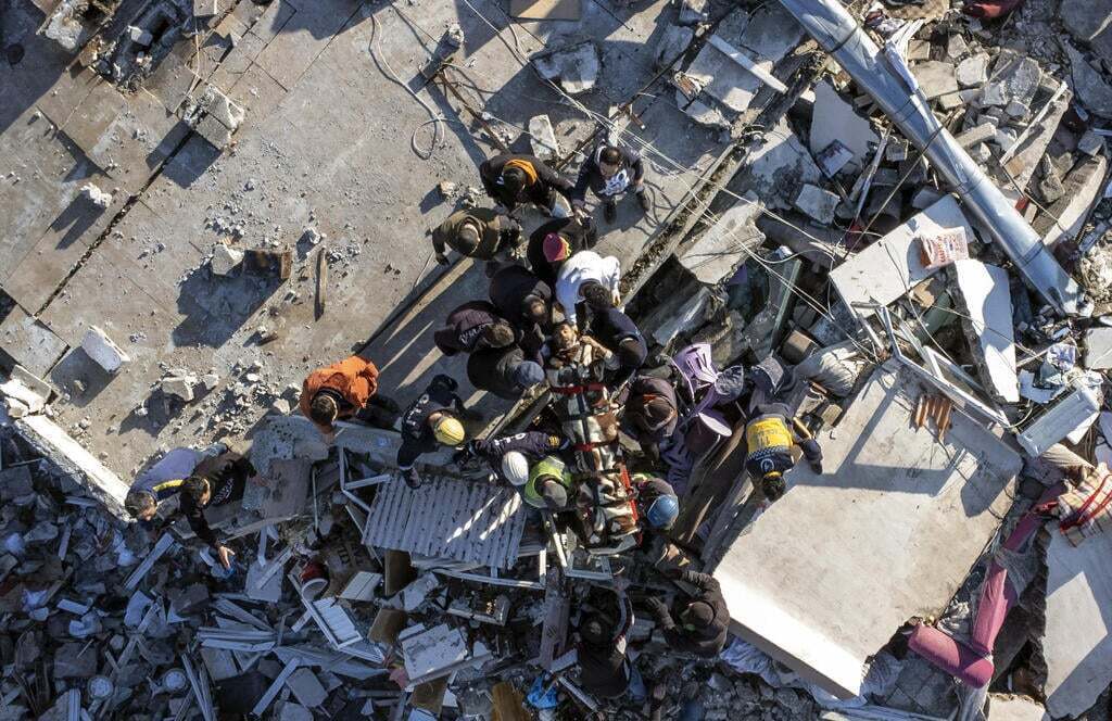 Более 16 тысяч погибших при землетрясении: «Шум был смертельным, спасатели тоже застряли в завалах»