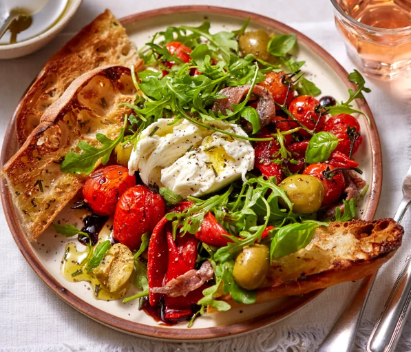 Рецепт салата из брускетты с моцареллой и помидорами