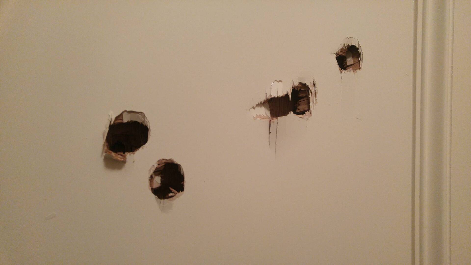 «А вот здесь мы повесим полку!» Как отверстия в стене привели к ущербу соседей и ответственности собственника, в чьей квартире производился ремонт