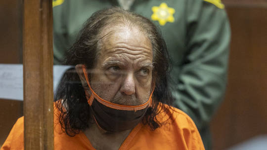 Порнозвезда помещена в психиатрическую больницу после десятков сексуальных нападений.