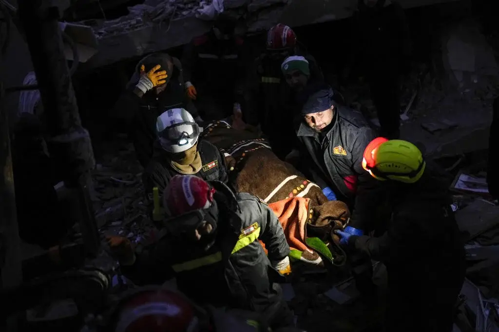 Более 16 тысяч погибших при землетрясении: «Шум был смертельным, спасатели тоже застряли в завалах»