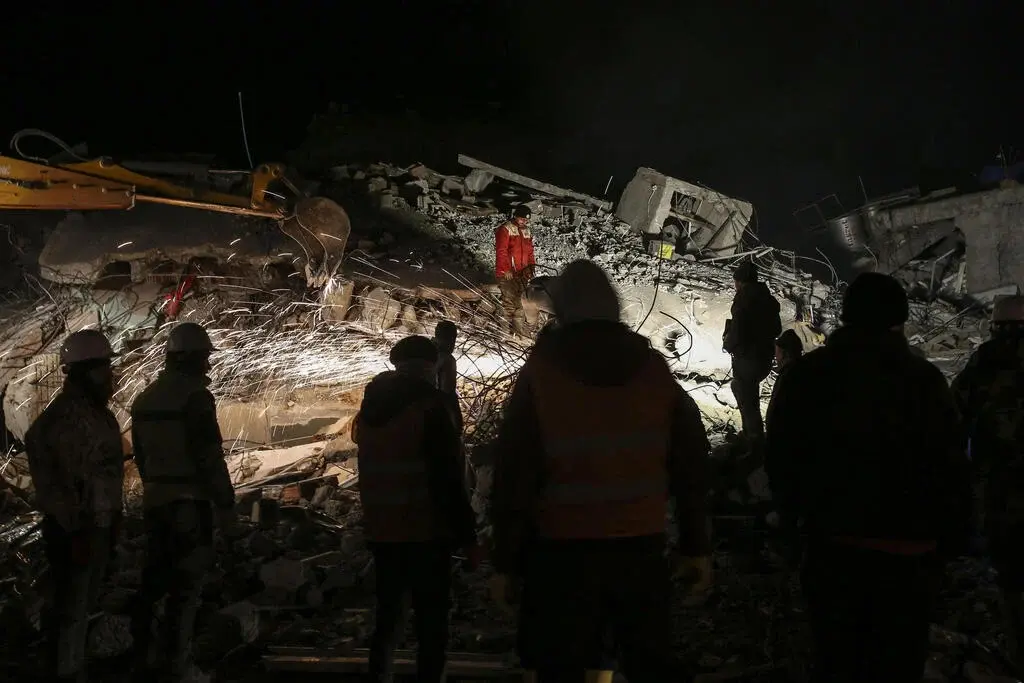 Более 16 тысяч погибших при землетрясении: «Шум был смертельным, спасатели тоже застряли в завалах»