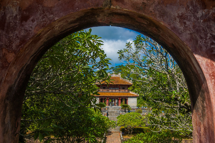 Путеводитель по гробницам Хюэ.