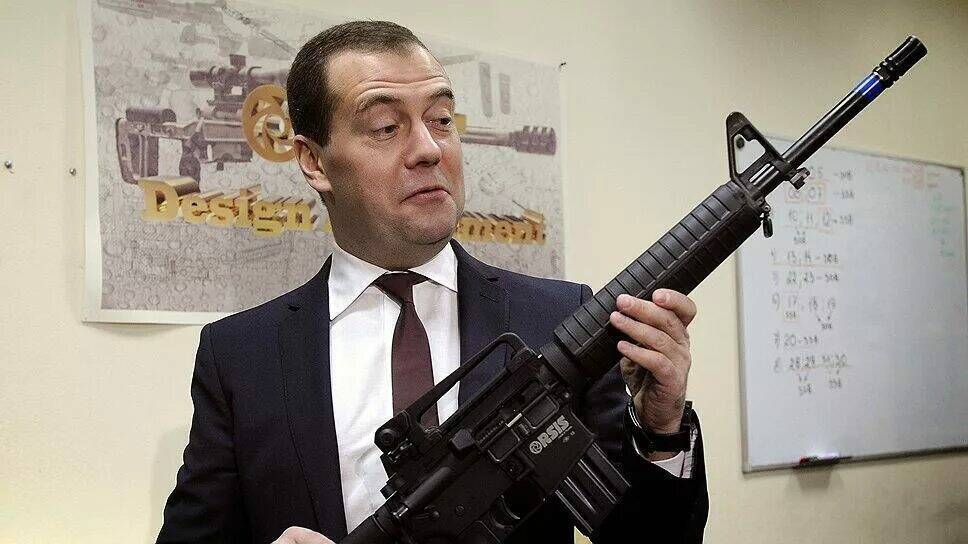 Медведев призвал нарастить производство вооружений в России.