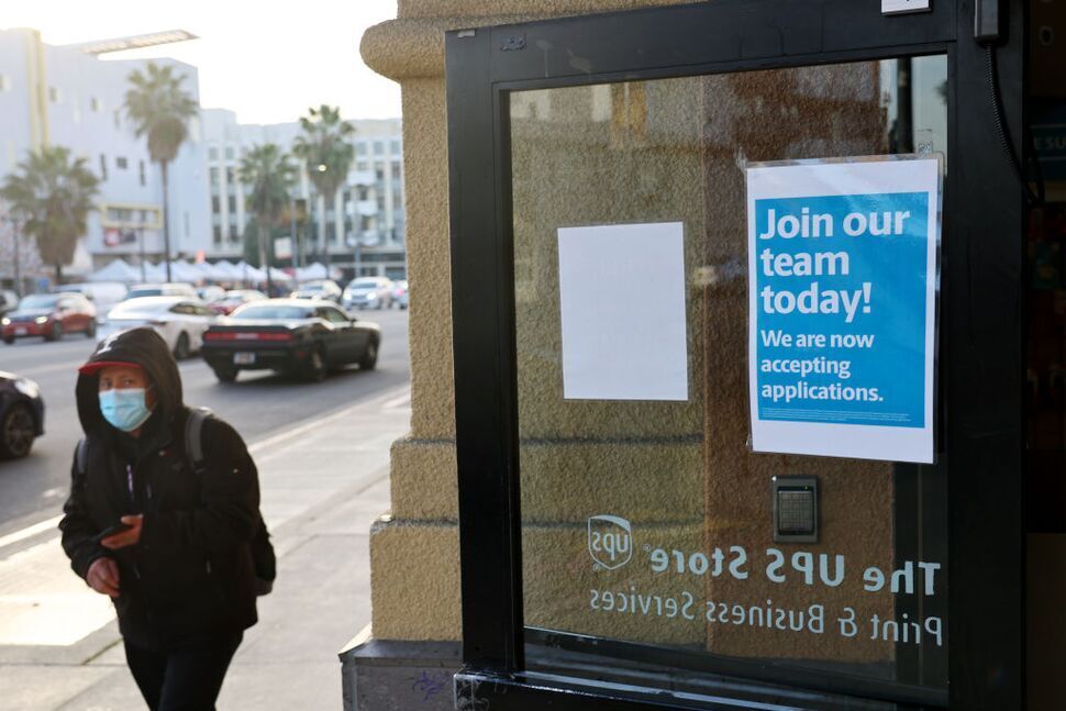 Число заявок на пособие по безработице увеличилось, но осталось ниже 200 тысяч