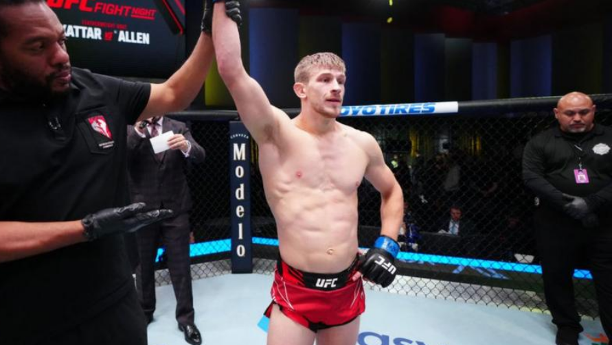 Британский полулегковес встретится с Максом Холлоуэем в апреле в Канзас-Сити