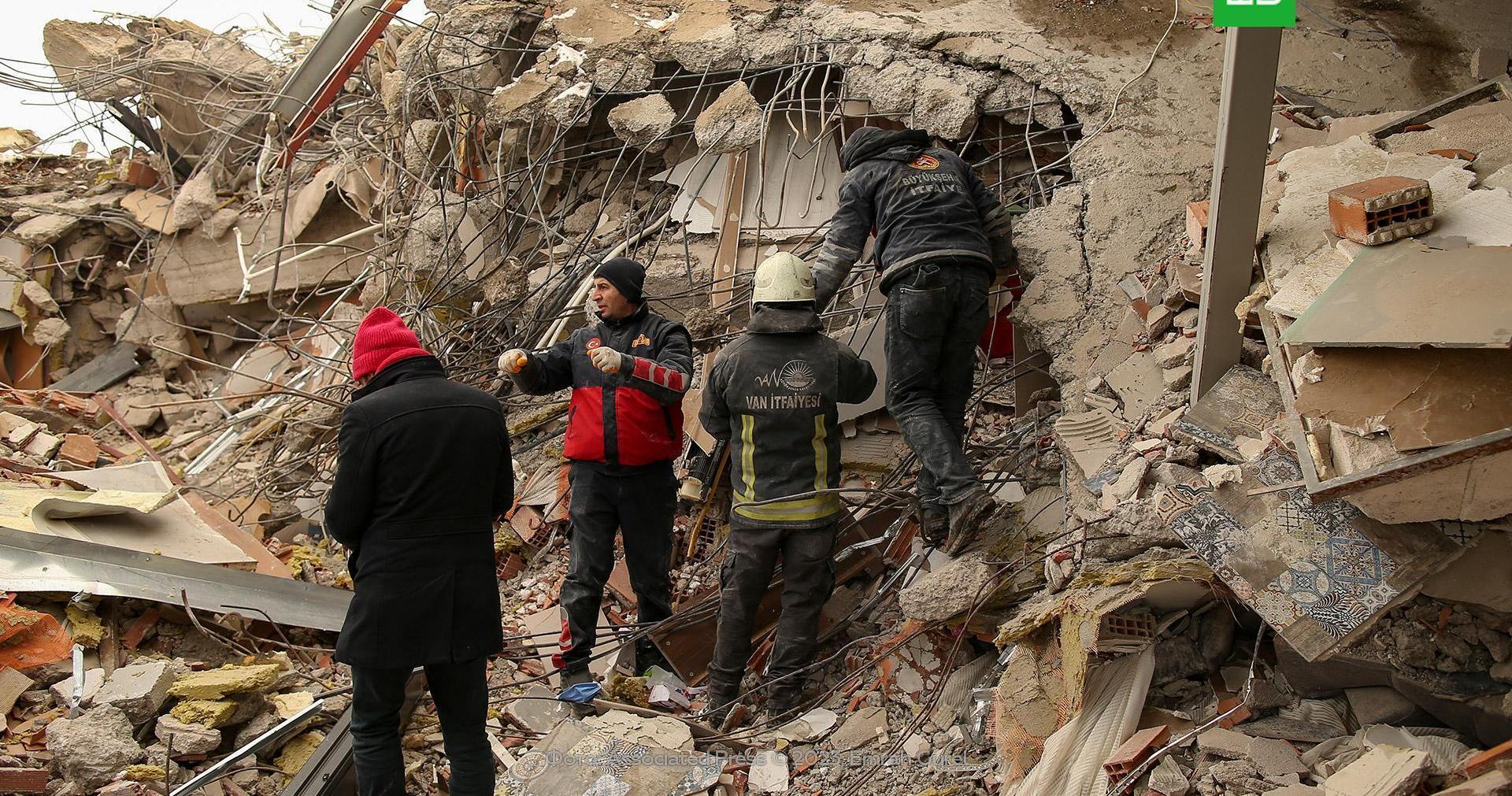 В результате землетрясений в Турции и Сирии погибло более 21 000 человек.