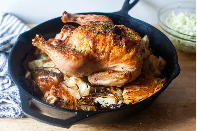 Жареный цыпленок с капустой шмальци