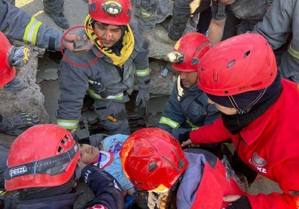 Когда его спасли из-под обломков через 99 часов, он услышал свою любимую песню.