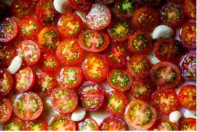 Жареные помидоры с белой фасолью и базиликом