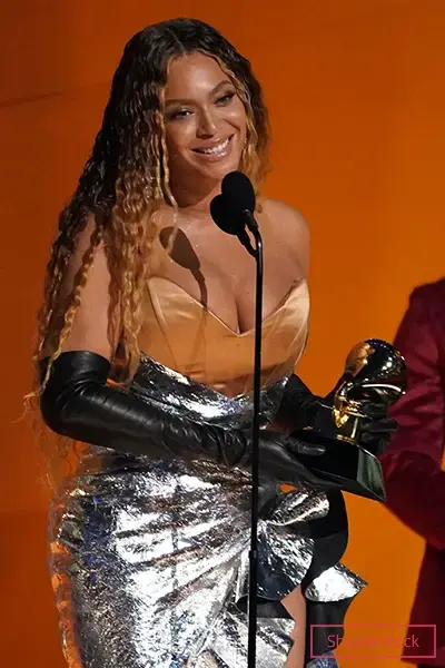 Бейонсе побеждает на церемонии вручения премии «Грэмми», чтобы завоевать ряд рекордов вместе с Jay-Z