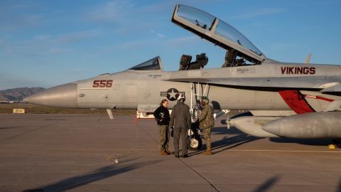 Женская команда выполнит пролет над Суперкубком LVII в исторический момент