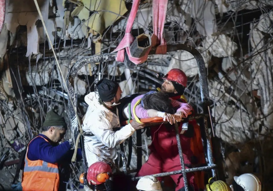 Спасатели пытаются найти выживших в «катастрофе века»