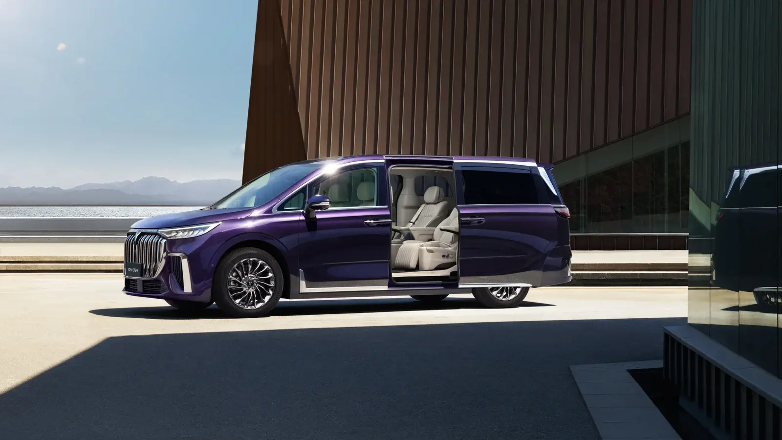 В России доступен для покупки роскошный минивэн Voyah Dream с полным приводом .