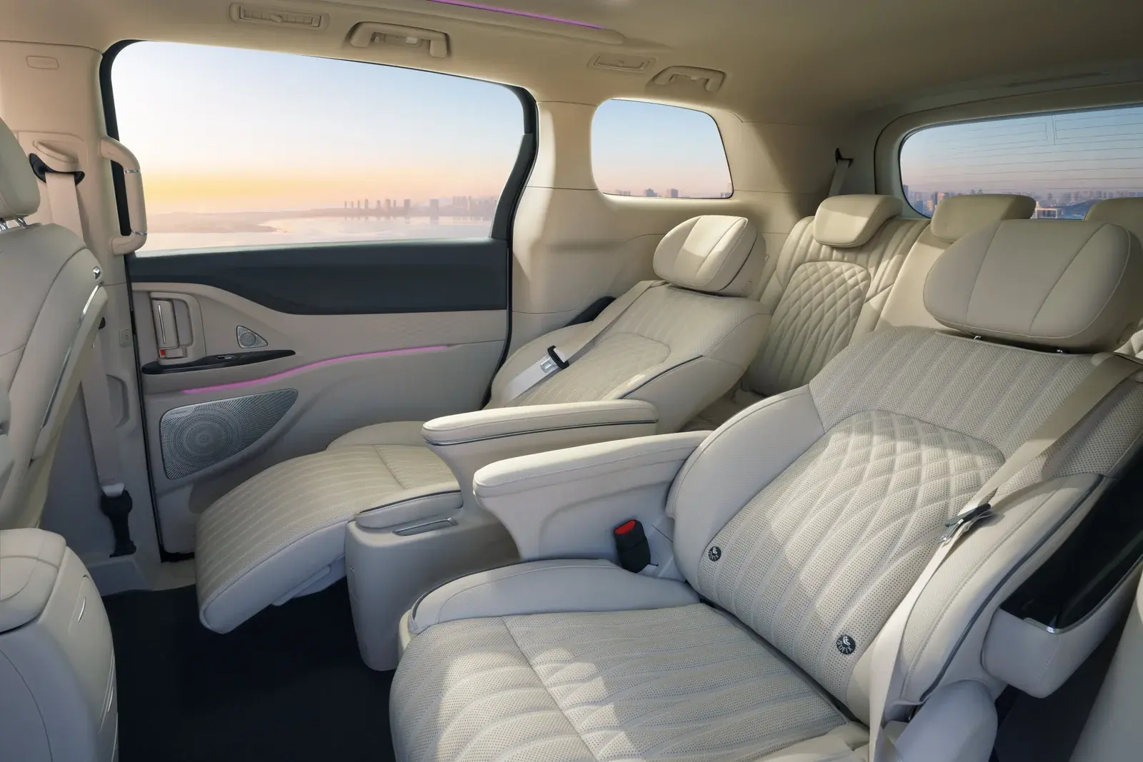 В России доступен для покупки роскошный минивэн Voyah Dream с полным приводом .