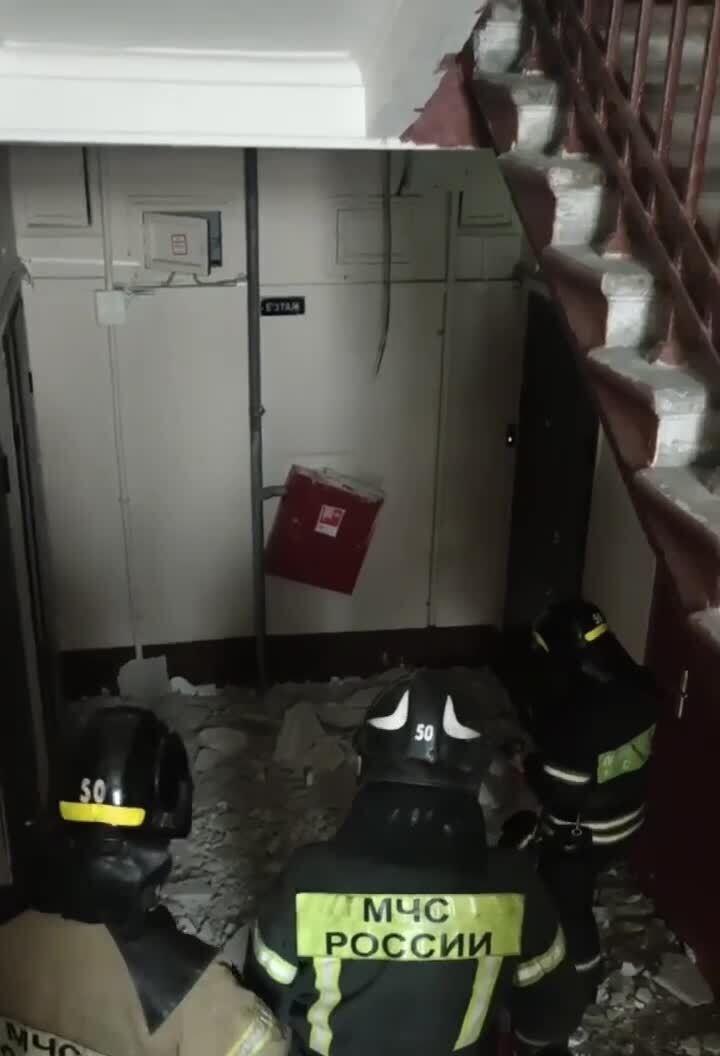 В жилом доме на Земляном Валу рухнул потолок | ЧП и ДТП | Романов ...