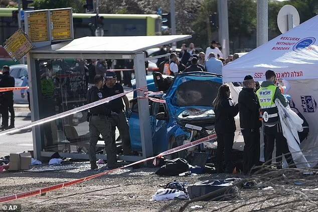 Шестилетний ребенок среди двух убитых, когда водитель-террорист врезался в переполненную автобусную остановку в Иерусалиме: