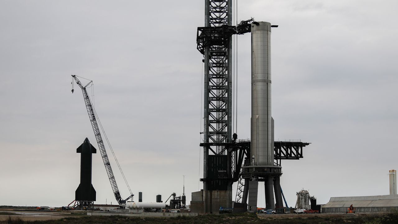 Межпланетная ракета SpaceX запускает двигатели в ходе беспрецедентного испытания