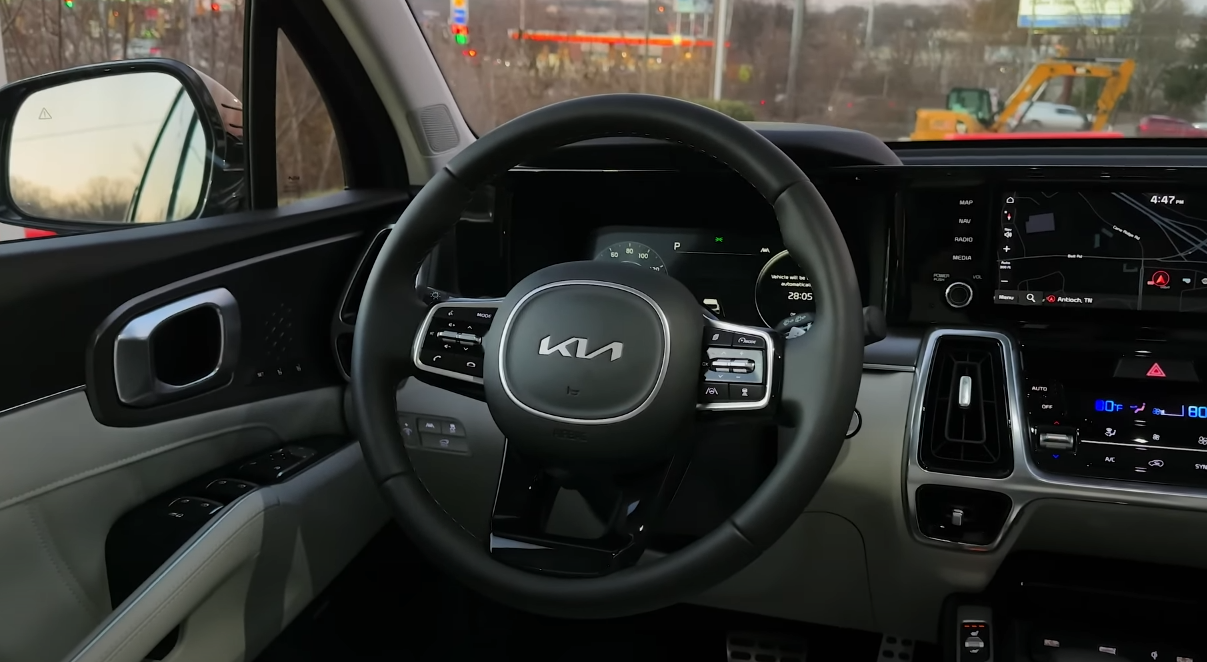 Универсальный внедорожник: Kia Sorento 2023 года с несколькими вариантами трансмиссии и большим пассажирским пространством